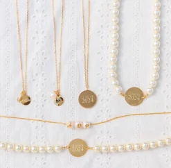 World'S Your Oyster Gold Necklace --Class Of 2024